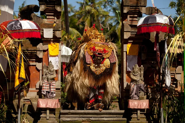 BALI, INDONESIA  APRIL 9: Balinese actors during a classic national Balinese dance formal wear on April 9, 2012 on Bali, Indonesia. formal wear is very popular cultural show on Bali. — Stock Photo, Image